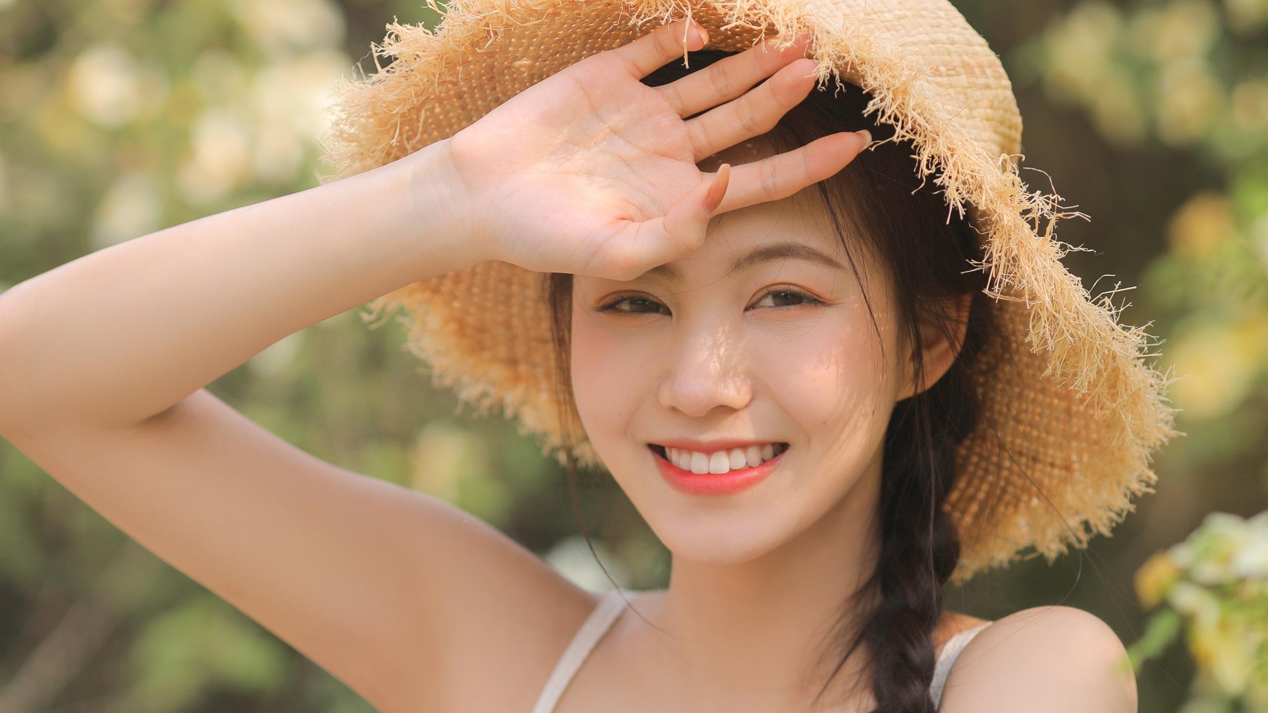 公牛通过侧翼跑动牵制对手防线，公牛侧面